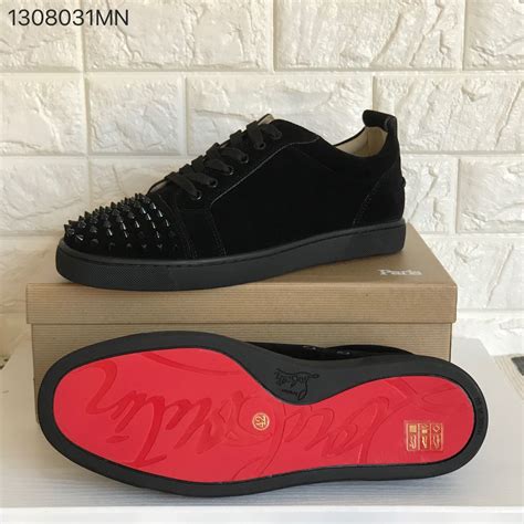 Tenis de suela roja para hombre .